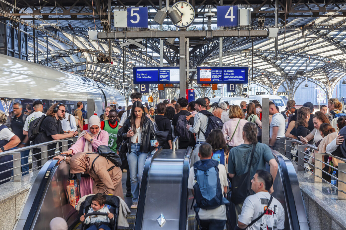 Völlig überfüllter Hauptbahnhof Köln. Zuletzt brachen zwei Züge hier ihre Fahrt ab, um nicht verspätet anzukommen.
