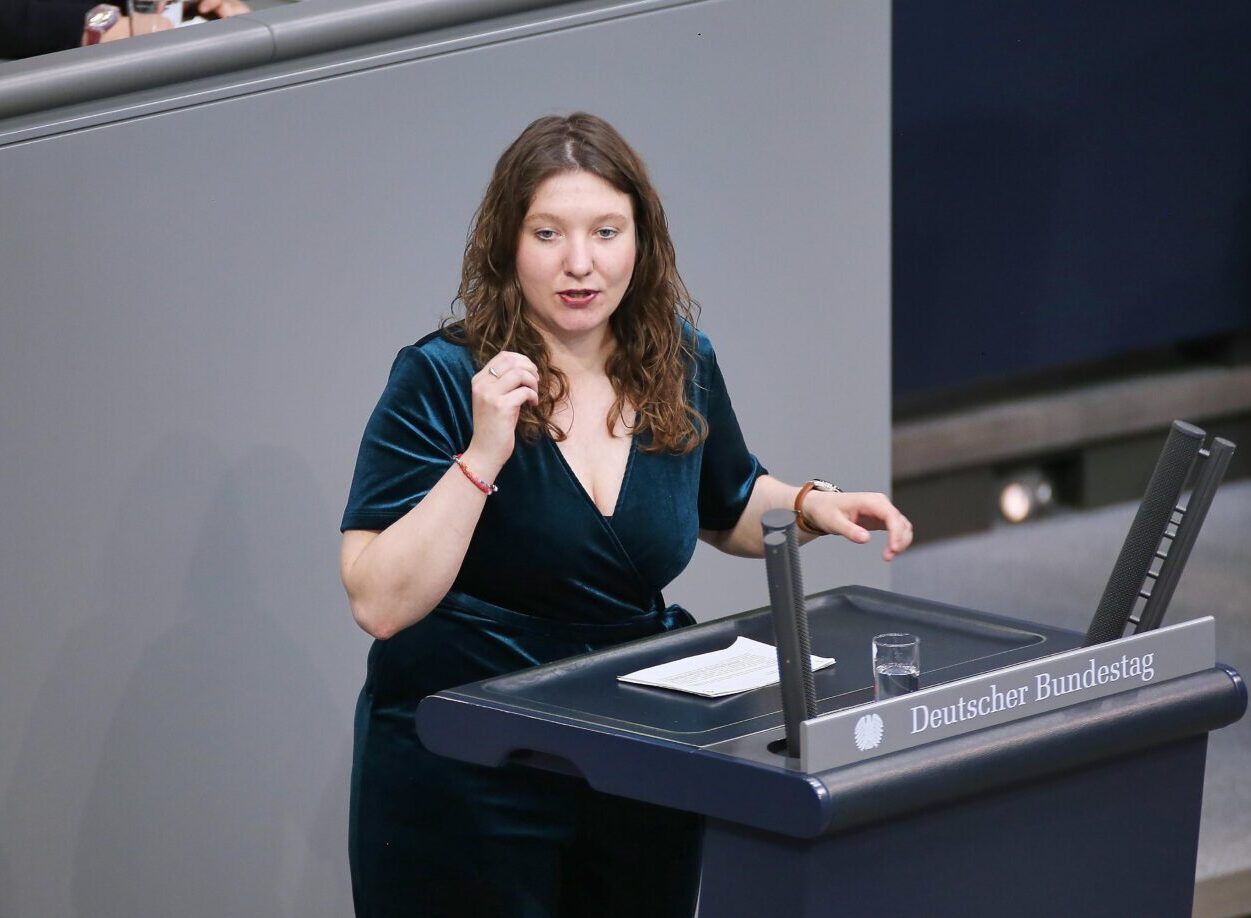 Die Sprecherin für Friedens- und Abrüstungspolitik der Linkspartei im Bundestag, Desiree Becker: Kanzler Merz setze auf „noch mehr Zwang und Militarisierung“
