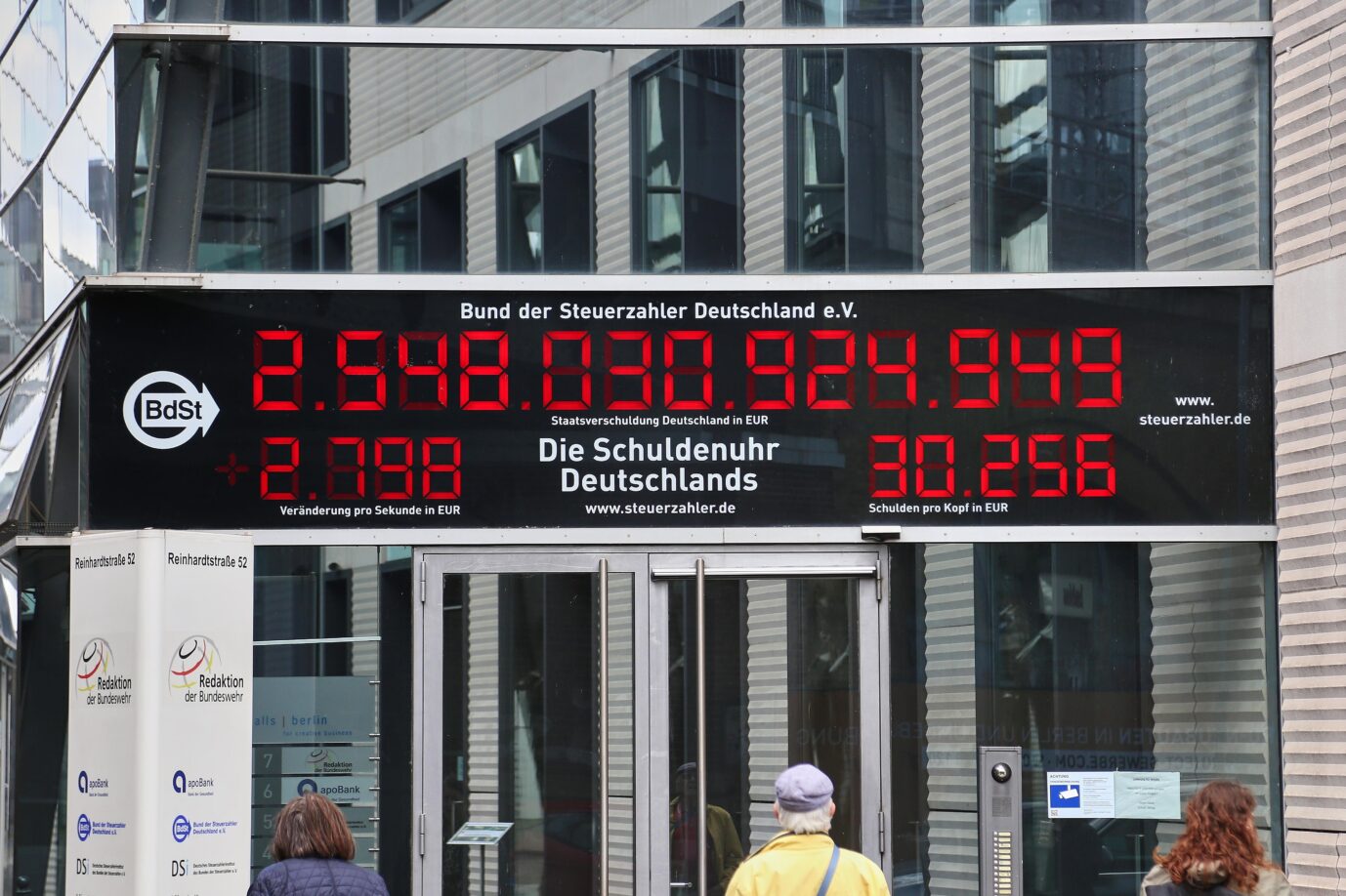Das Bild zeigt die Schuldenuhr des Bundes der Steuerzahler. Der Haushalt steht auf tönernen Füßen.