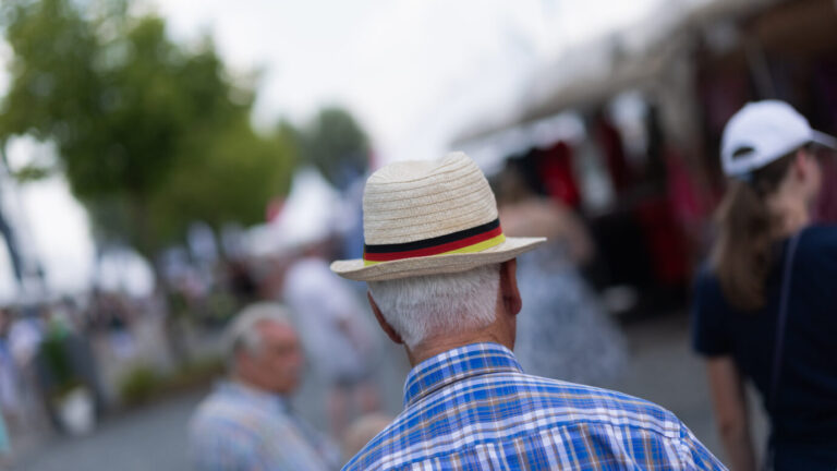 Rentner in Deutschland könnten es besser haben, wenn die Regierung sich an anderen Modellen orientieren würde (Symbolbild).