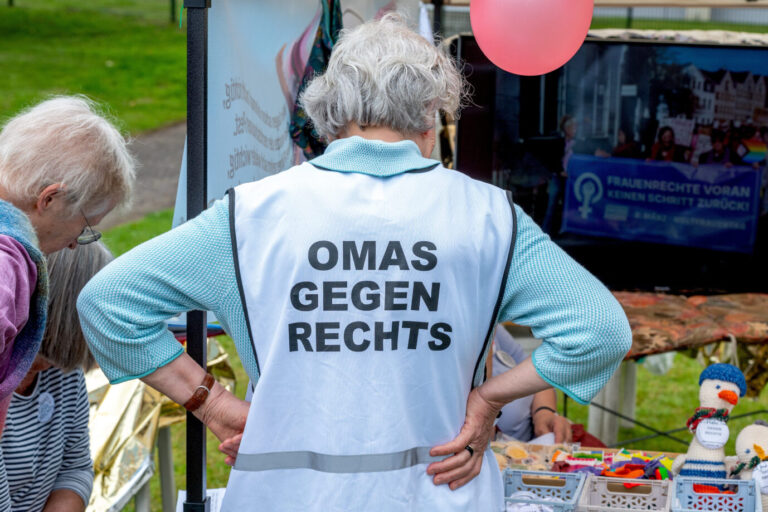Auch die "Omas gegen Rechts" profitieren vom Bundesprogramm "Demokratie leben!" (Symbolbild).