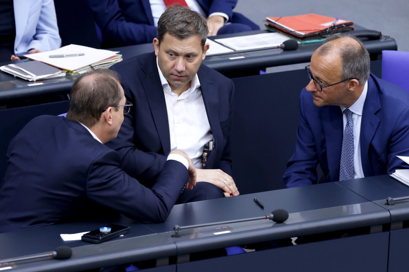 Postengeschacher um Verfassungsschutz (v.l.n.r.): Innenminister Alexander Dobrindt (CSU) mit SPD-Chef Lars Klingbeil und Bundeskanzler Friedrich Merz (CDU).