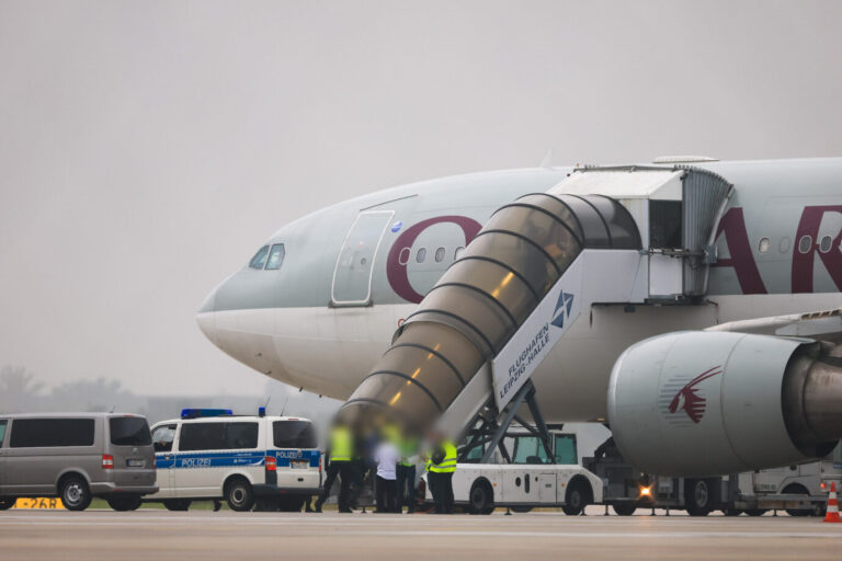 Ein Abschiebeflug mit 81 Straftätern nach Afghanistan im Juli 2025: Erst der zweite seit der Taliban-Machtübernahme. (Themenbild)