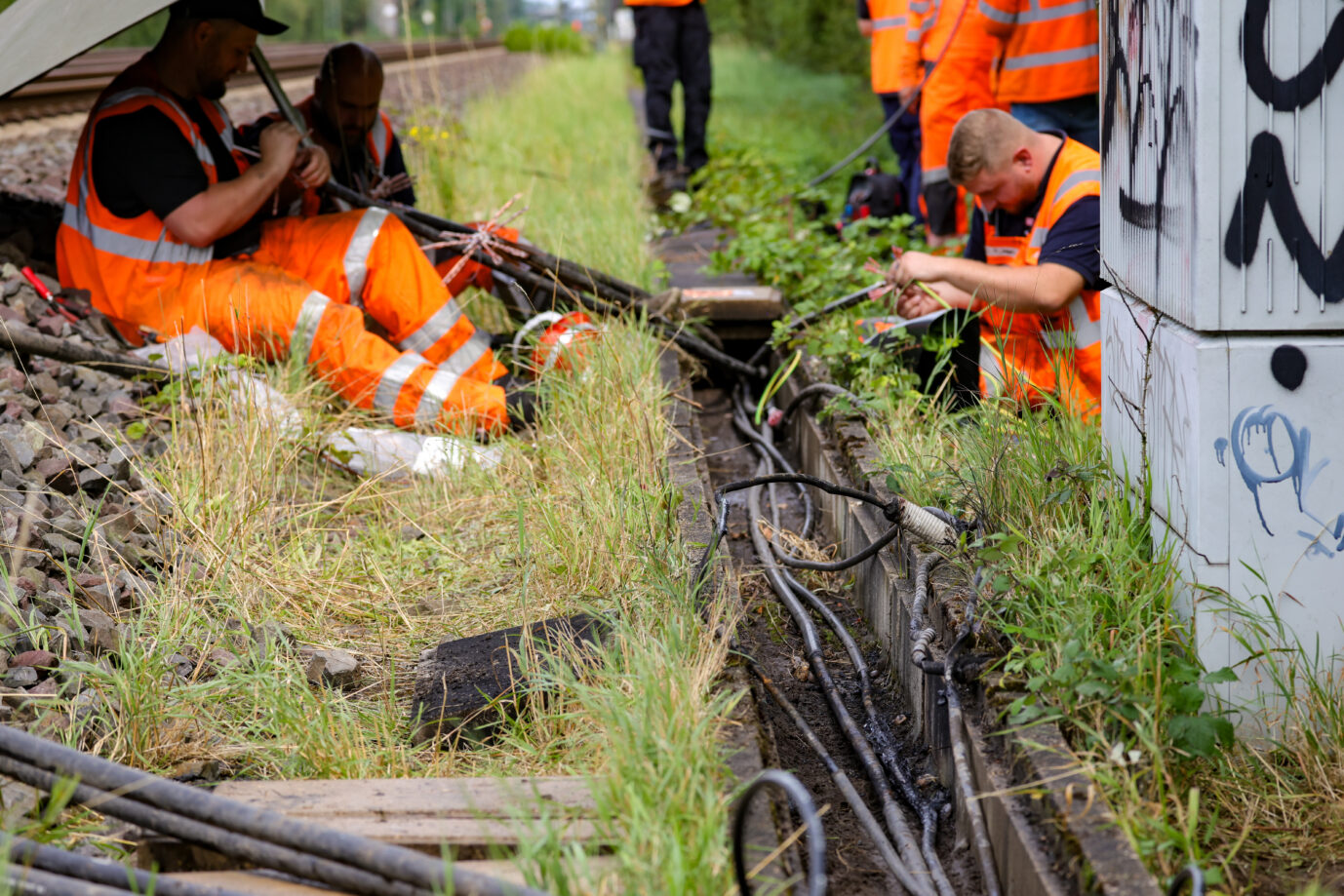 Bahn-Mitarbeiter reparieren durch Brandanschlag zerstörte Kabel. Waren Linksextreme auch dieses Mal verantwortlich?