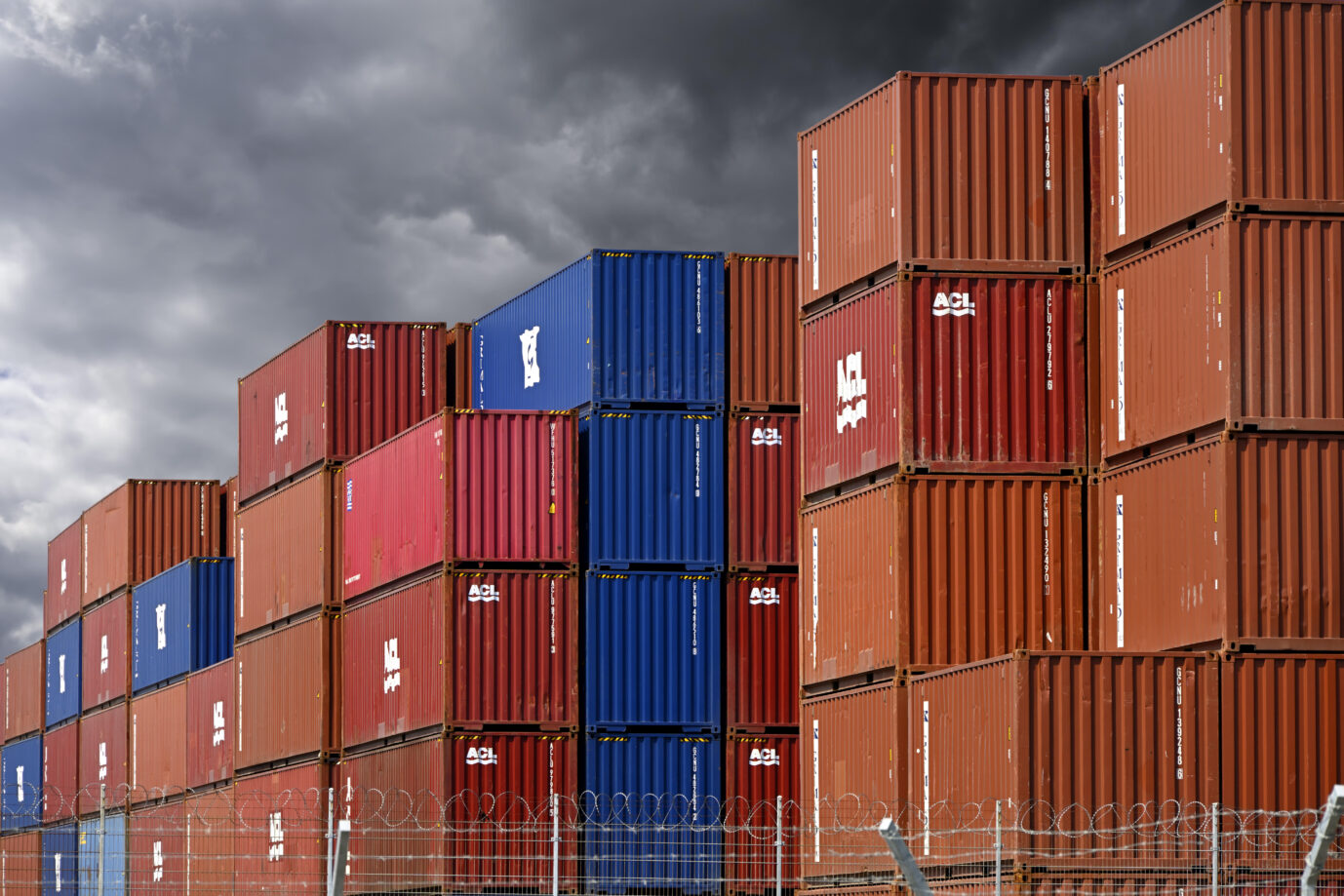 Gestapelte Container im Hafengebiet von Hamburg, Deutschland