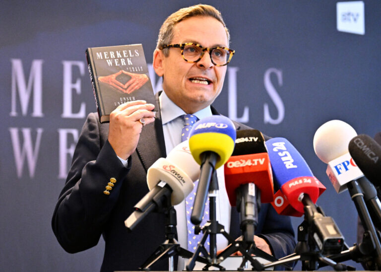 ABD0049_20250818 - WIEN - ÖSTERREICH: Gerald Grosz (Autor) am Montag, 18. August 2025, im Rahmen der PK und Buchpräsentation "Merkels Werk, unser Untergang" in Wien. - FOTO: APA/HANS KLAUS TECHT - 20250818_PD2249