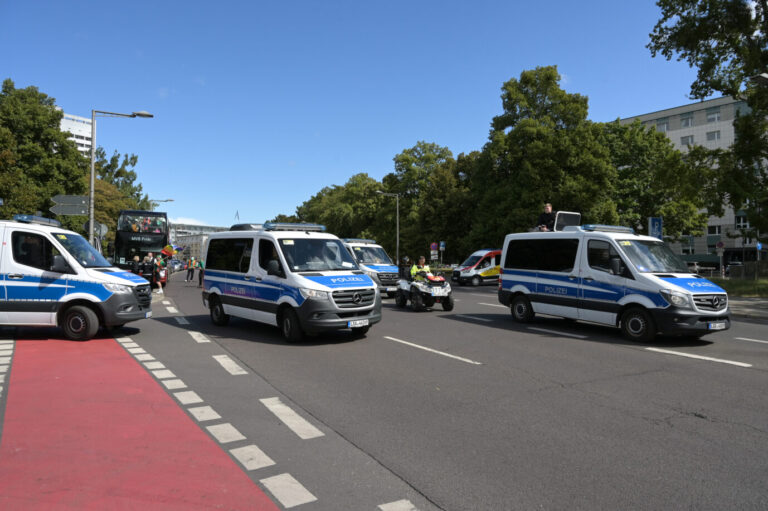 Nach dem Tötungsdelikt des Syrers sperrt die Polizei die Lübecker Straße in Magdeburg weiträumig ab.