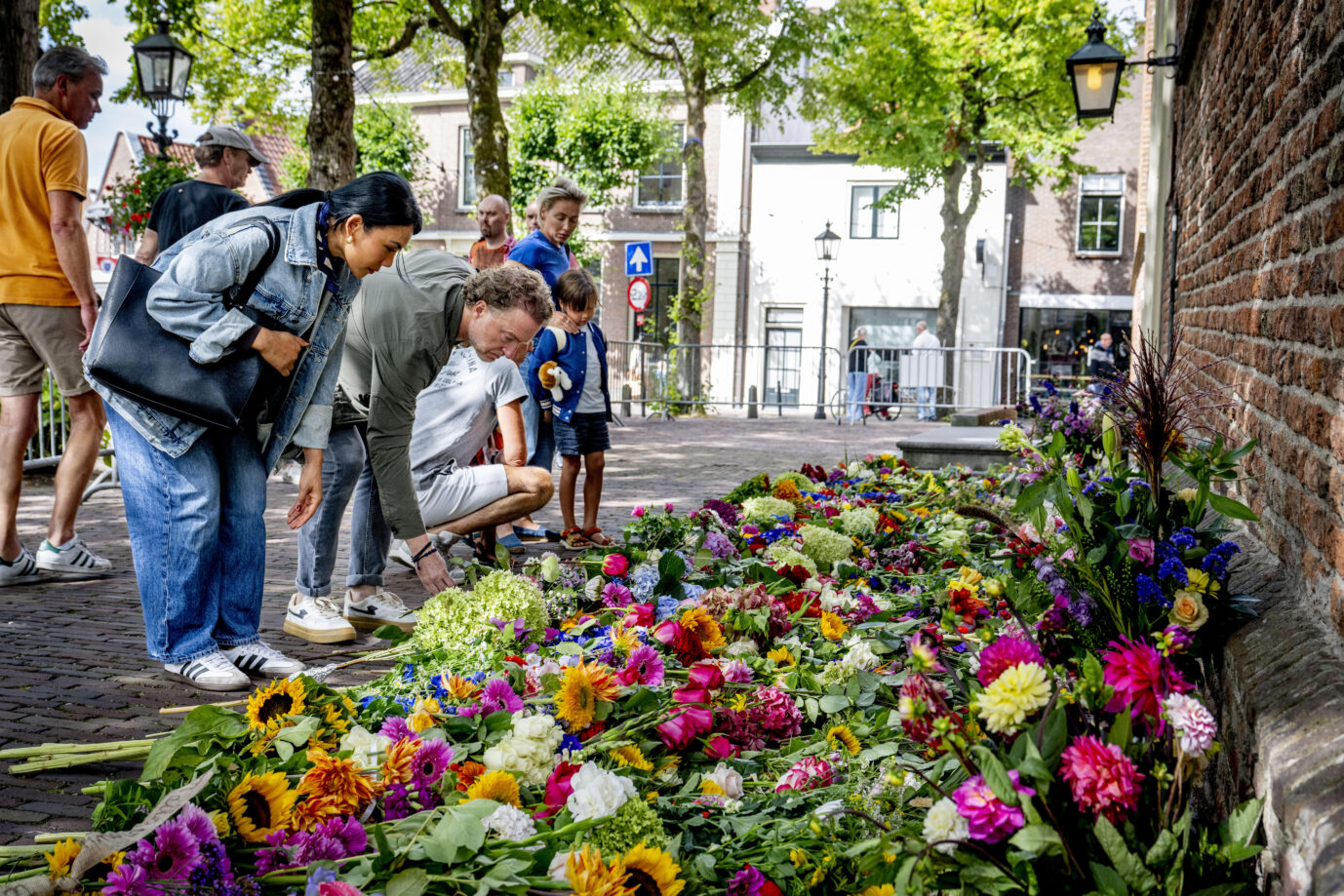 Menschen gedenken der von einem Asylbewerber ermordeten 17jährigen in der Nähe von Utrecht, Niederlande.