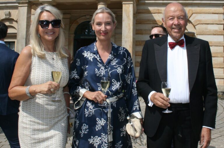 AfD-Chefin Alice Weidel (Mitte) mit dem Ehepaar Theo Müller und Beate Ebert bei den Wagner-Festspielen in Bayreuth am 16. August.