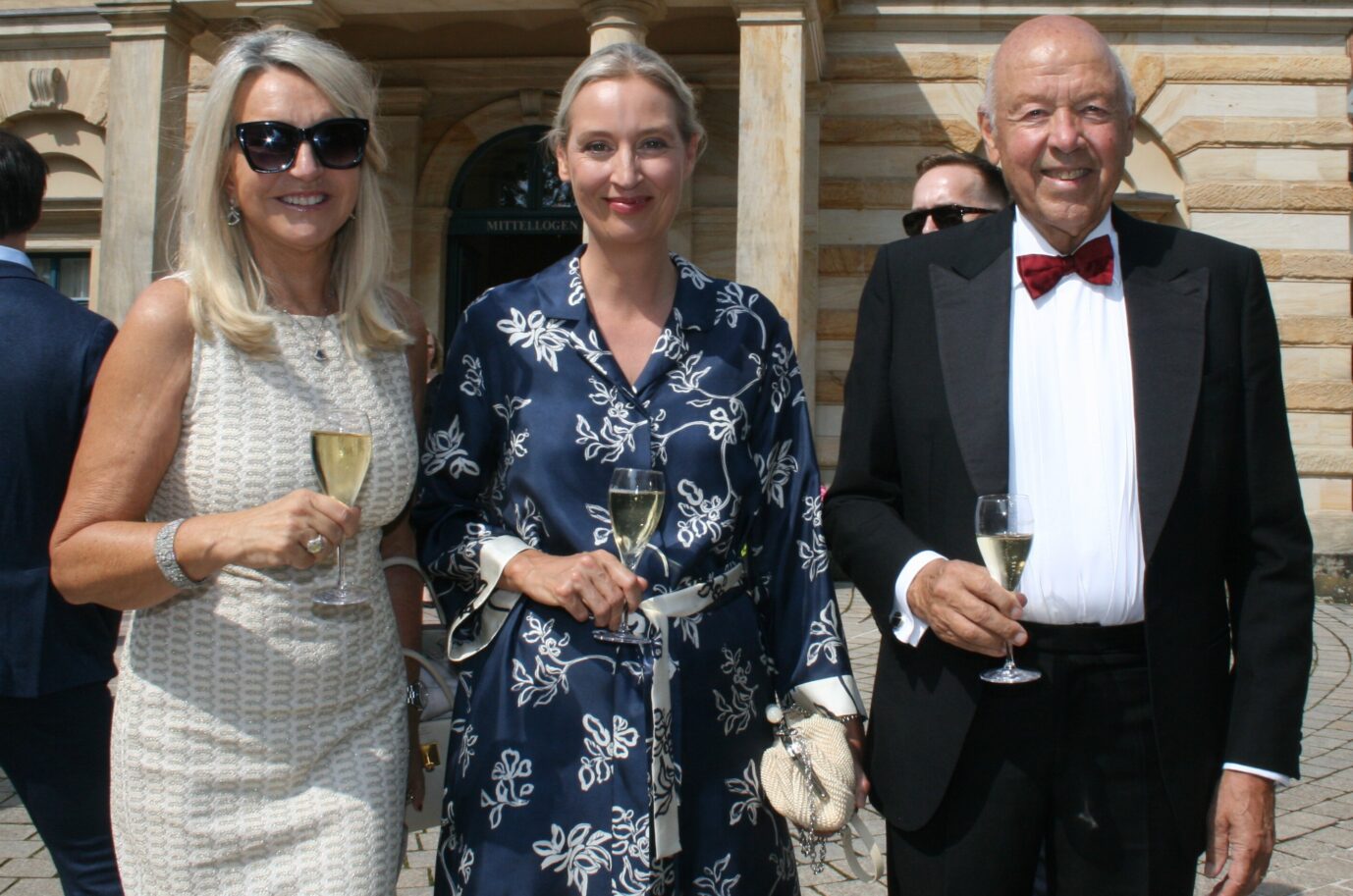 AfD-Chefin Alice Weidel (Mitte) mit dem Ehepaar Theo Müller und Beate Ebert bei den Wagner-Festspielen in Bayreuth am 16. August.