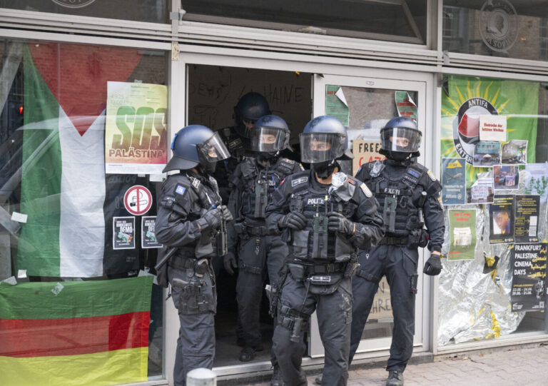 Polizei räumt ein besetztes Lokal in Frankfurt-Gallus: Einem Sprecher zufolge dauerte der Einsatz eine ganze Minute lang. (Themenbild)