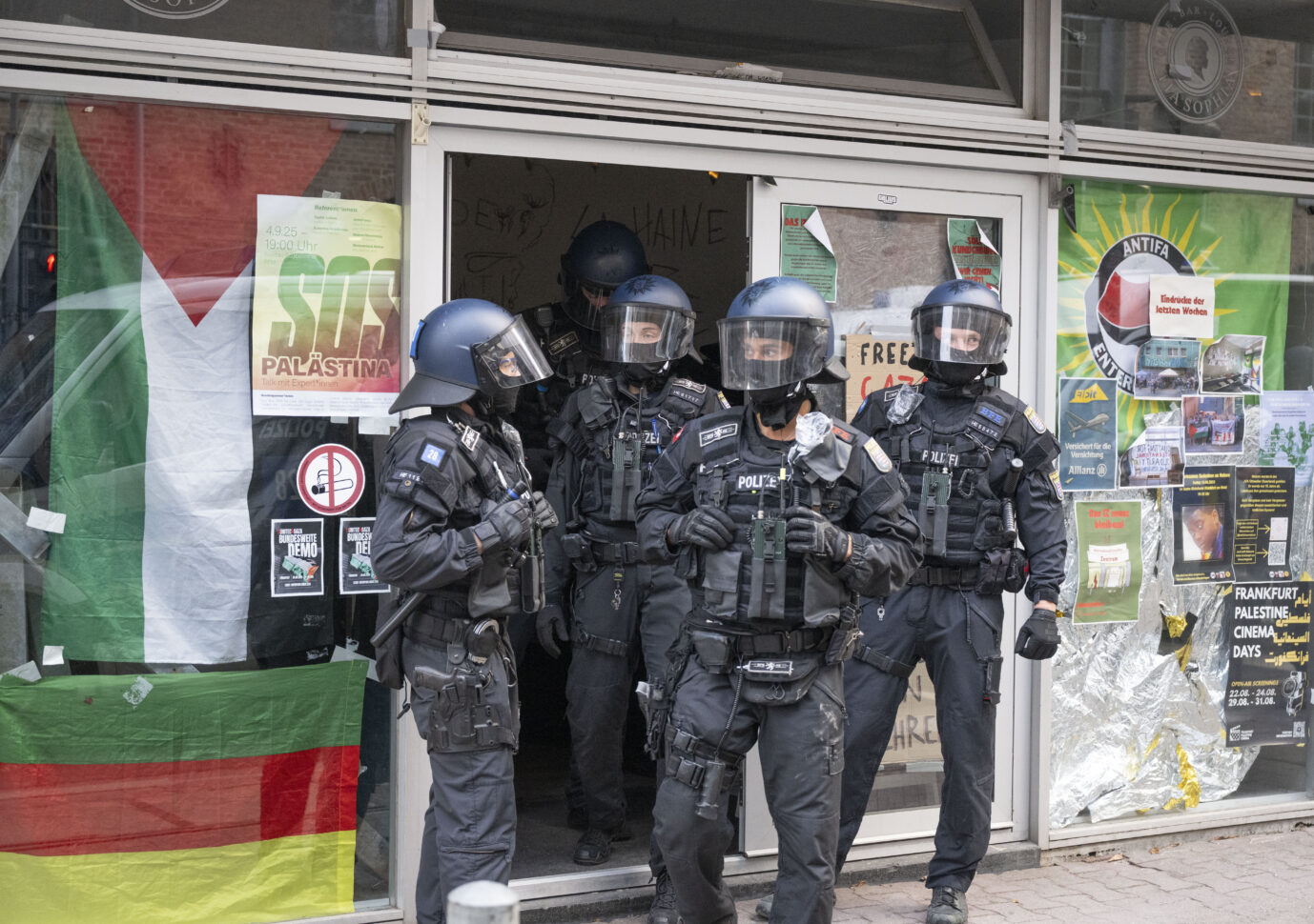 Polizei räumt ein besetztes Lokal in Frankfurt-Gallus: Einem Sprecher zufolge dauerte der Einsatz eine ganze Minute lang. (Themenbild)