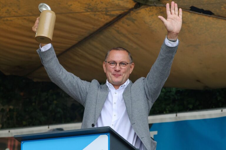 Grund zur Freude über die Umfragen: AfD-Chef Tino Chrupalla beim Volksfest Gillamoos am 8. September.