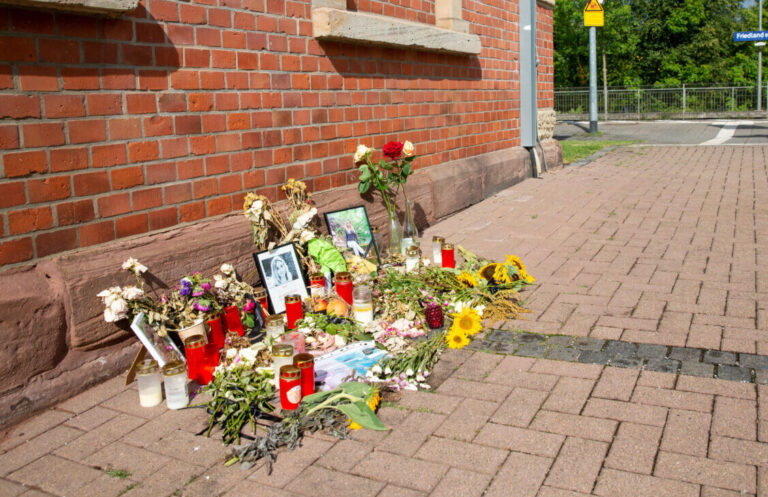 Gedenkplatz für Liana K., die am Bahnhof Frieland mutmaßlich vom Iraker Muhammad A. ermordert wurde
