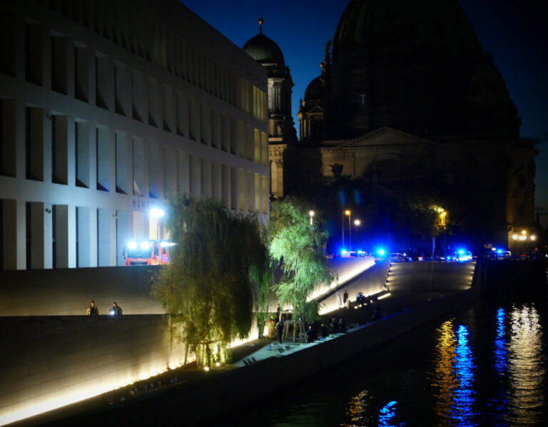 Polizeieinsatz am Humboldt-Forum: Beim Angriff einer 15köpfigen Afghanengruppe sollen auch Messer verwendet worden sein. (Themenbild)