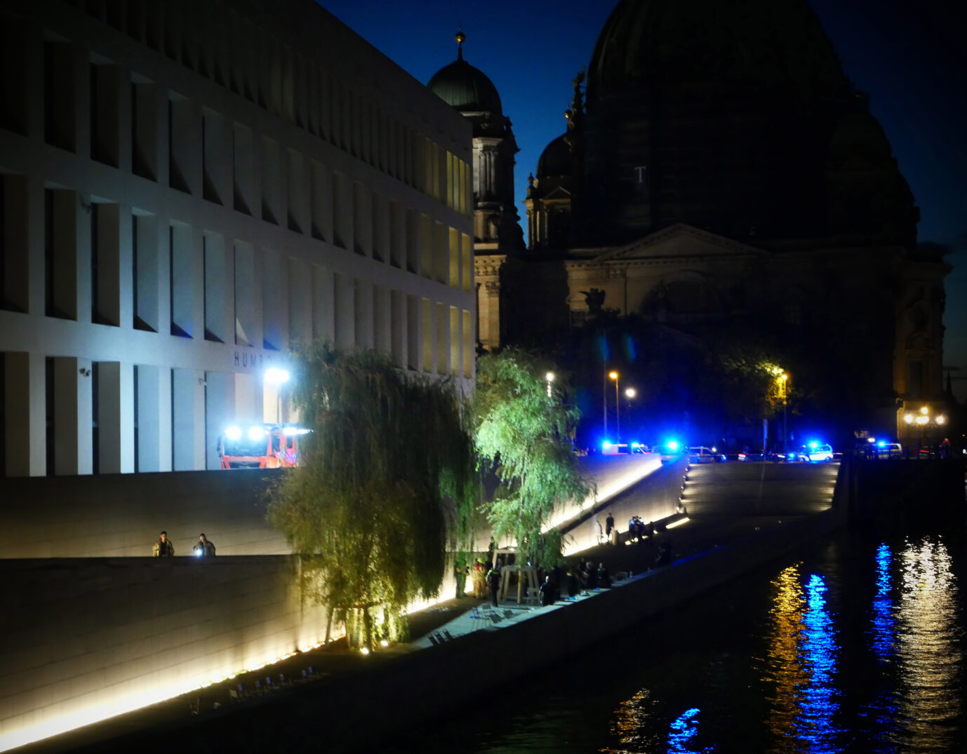 Polizeieinsatz am Humboldt-Forum: Beim Angriff einer 15köpfigen Afghanengruppe sollen auch Messer verwendet worden sein. (Themenbild)