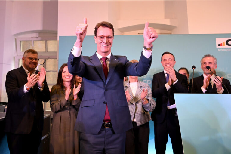 Nordrhein-Westfalens Ministerpräsident Hendrik Wüst läßt sich und die CDU feiern, dabei ist das Kommunalwahlergebnis komplexer als es scheint.