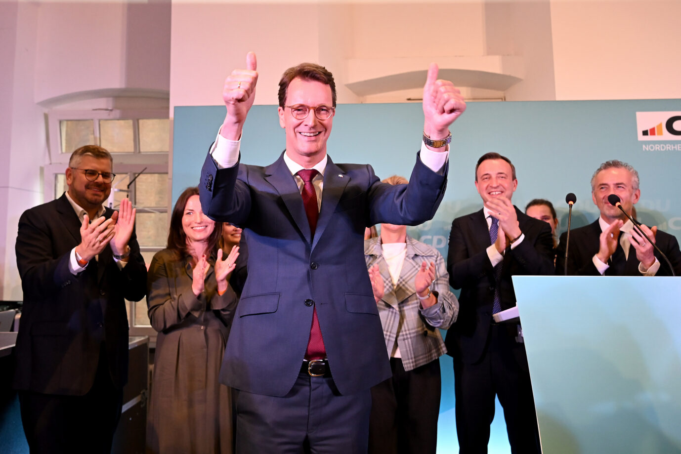 Nordrhein-Westfalens Ministerpräsident Hendrik Wüst läßt sich und die CDU feiern, dabei ist das Kommunalwahlergebnis komplexer als es scheint.