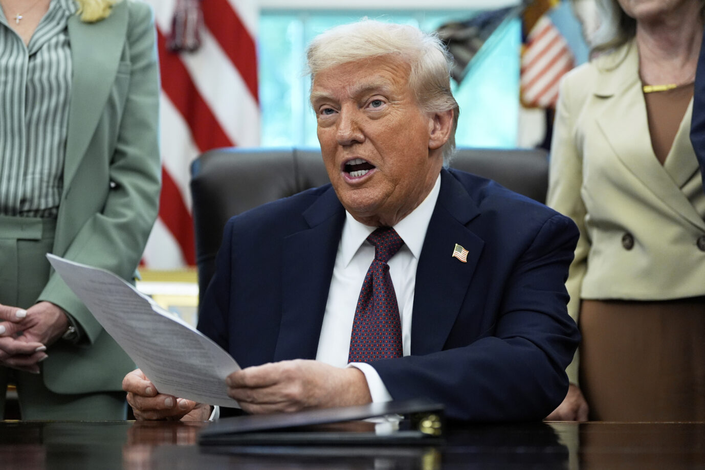 Das Bild zeigt US-Präsident Donald Trump im Weißen Haus.
