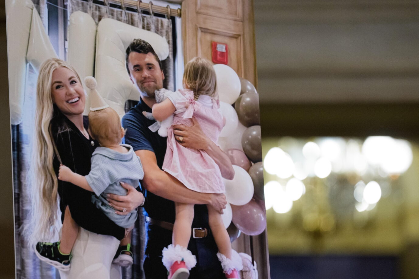 Ein Foto von Charlie Kirk, seiner Frau Erika Kirk und ihren beiden Kindern ist nach einer Mahnwache für Charlie Kirk in der Statuary Hall des US-Kapitols in Washington DC am Montag, dem 15. September 2025, zu sehen. Charlie Kirk, ein rechtsgerichteter Influencer, wurde letzte Woche bei einer Veranstaltung in Utah ermordet. (Foto: Aaron Schwartz/Sipa USA