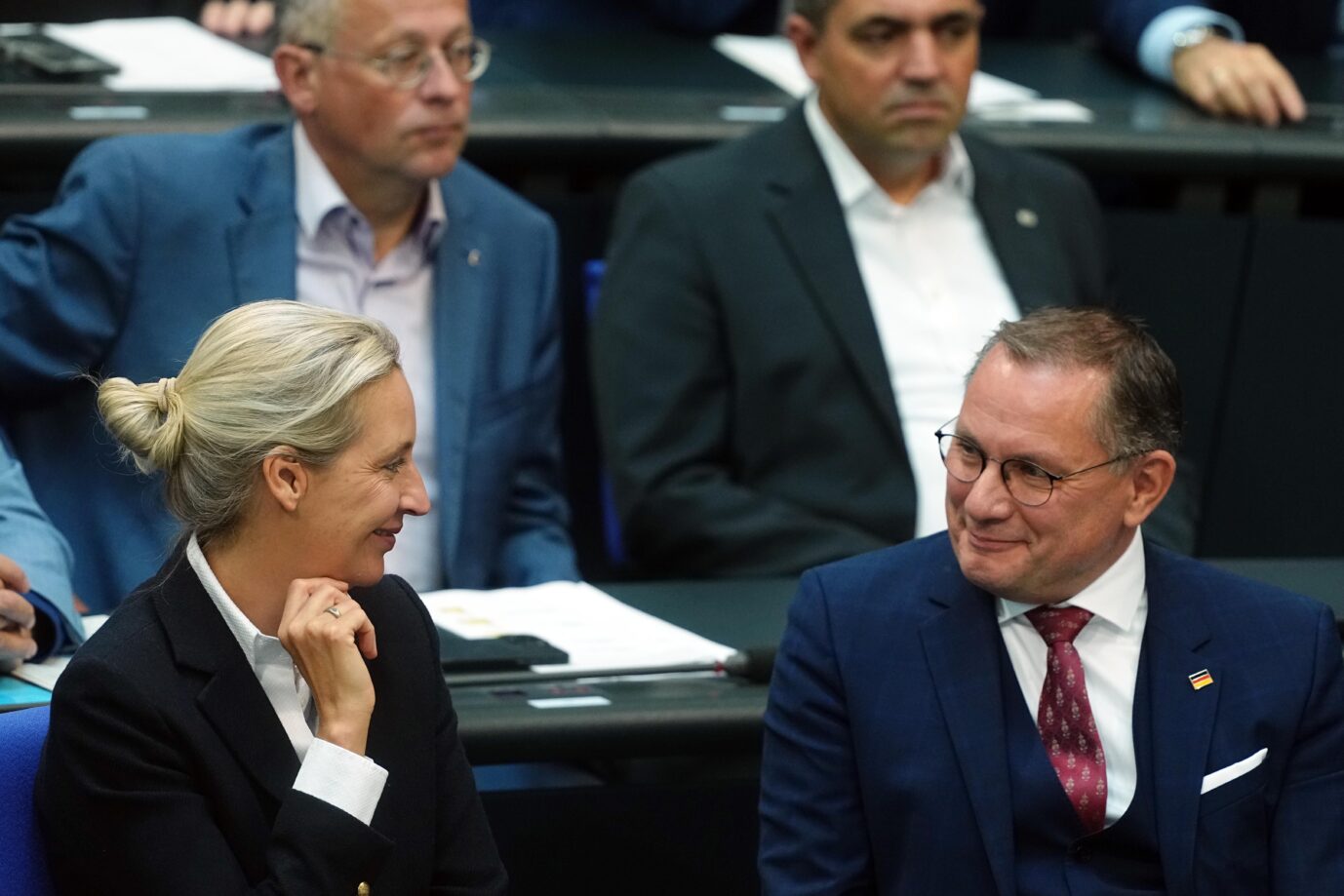 AfD-Co-Chefin Weidel freut sich mit AfD-Co-Chef Chrupalla im Bundestag