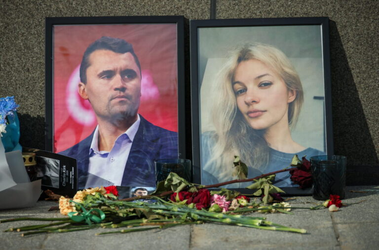 Porträts der in den USA ermordeten Ukrainerin Iryna Zarutska und des Podcasters Charlie Kirk.