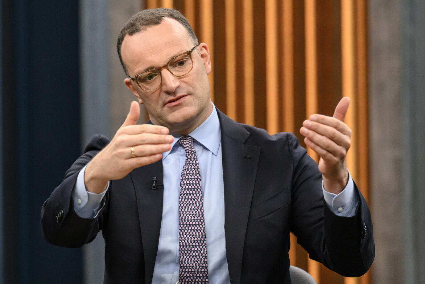 Unions-Fraktionschef Jens Spahn am Sonntag in der Talkshow „Caren Miosga“.