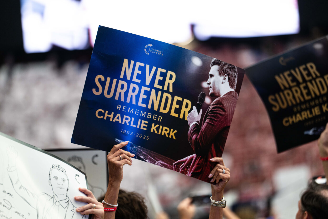 Während US-Amerikaner Charlie Kirk gedenken, ist über die Feier in deutschen Medien wenig Gutes zu lesen.