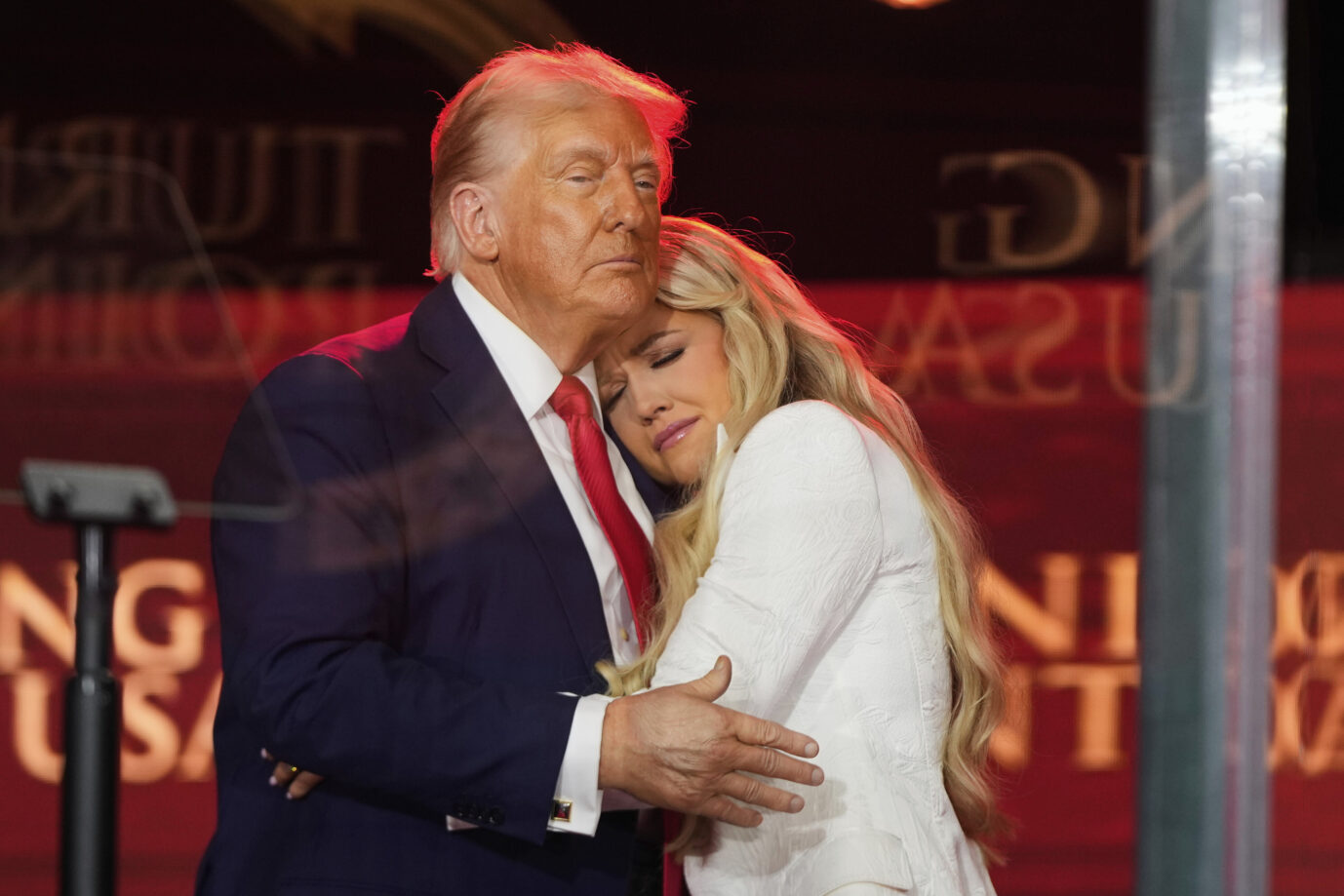 US-Präsident Donald Trump tröstet auf die Bühne Charlie Kirks Witwe Erika.