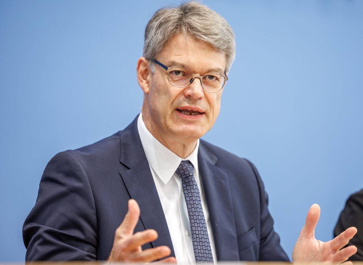 Bundesverkehrsminister Patrick Schnieder (CDU): Bahnfahren müsse wieder sicher werden