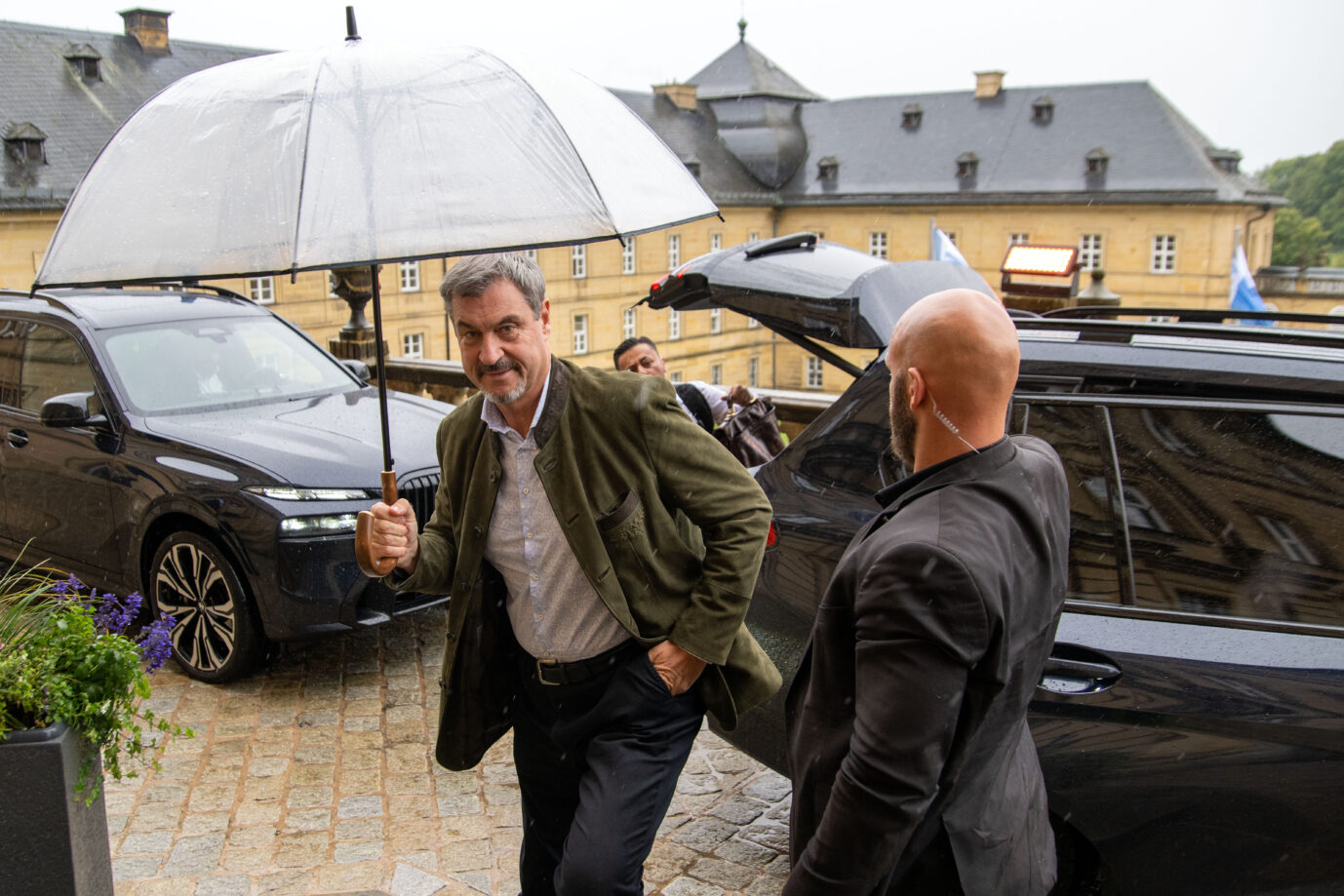 Markus Söder mit Regenschirm bei der Ankunft zur CSU-Klausurtagung im Kloster Banz in Bayern. Markus Söder bei Regen in Kloster Banz: Der CSU-Chef kommt zur Fraktionsklausur und spricht über die AfD als größte Herausforderung. Foto: picture alliance/dpa | Pia Bayer