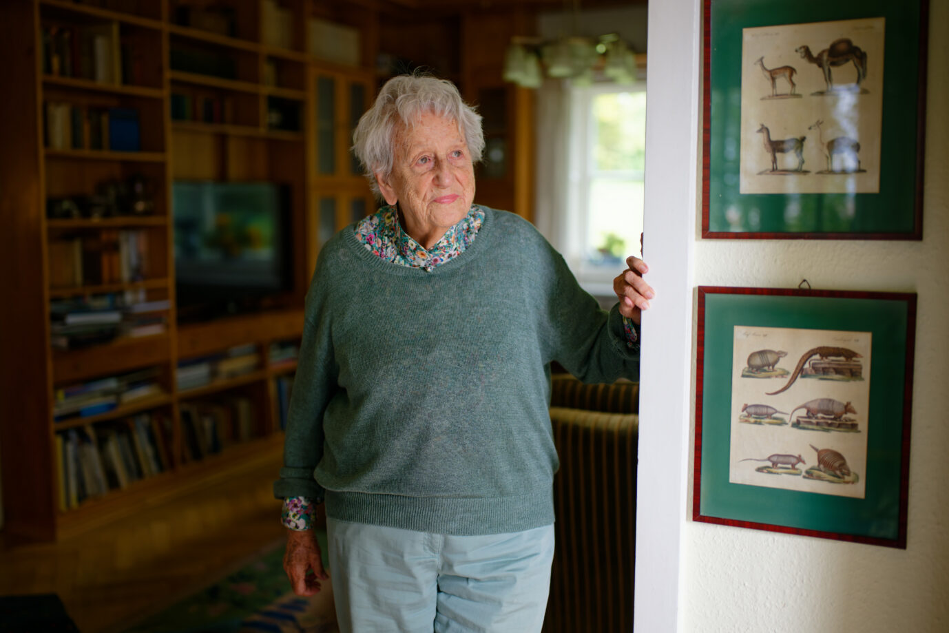 Die Schriftstellerin Ingrid Noll steht im Wohnzimmer ihres Hauses.