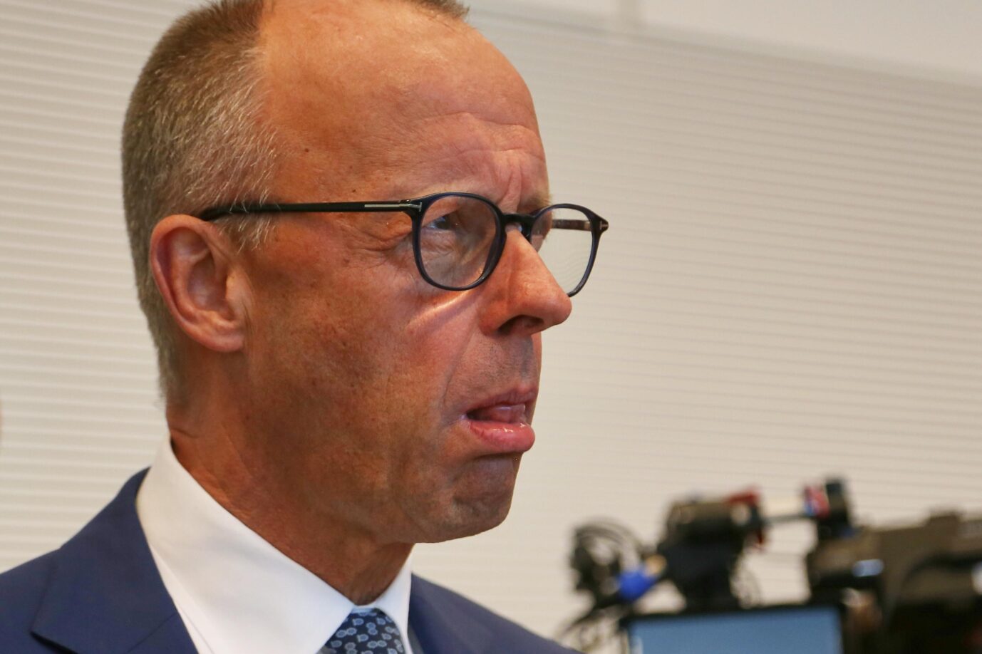 AfD baut Vorsprung auf Union aus: Bundeskanzler Friedrich Merz blickt entsetzt auf die Umfragen.