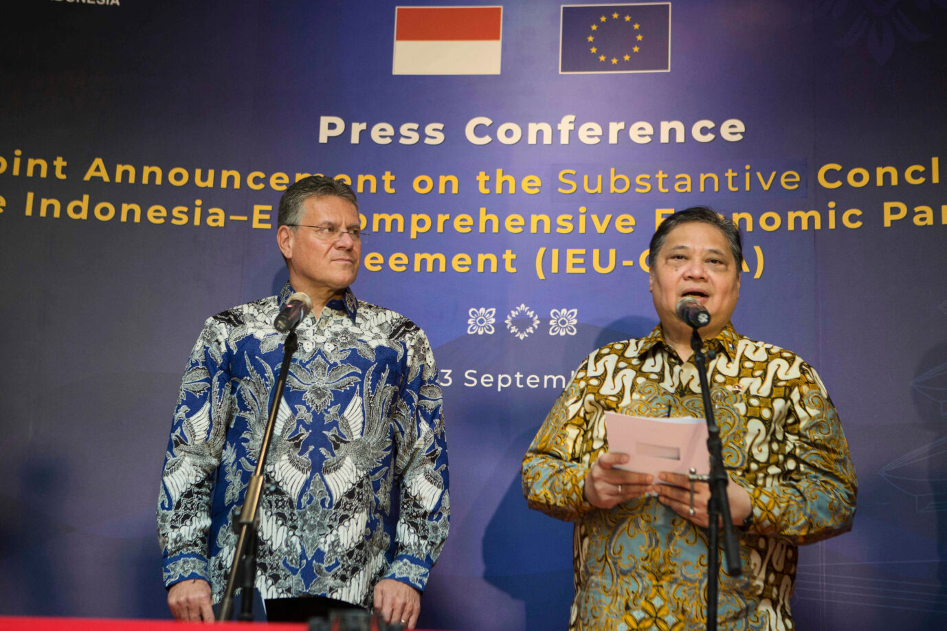EU-Handelskommissar Maros Sefcovic (l.) und Indonesiens Wirtschaftsminister Airlangga Hartarto feiern den Handelspakt.