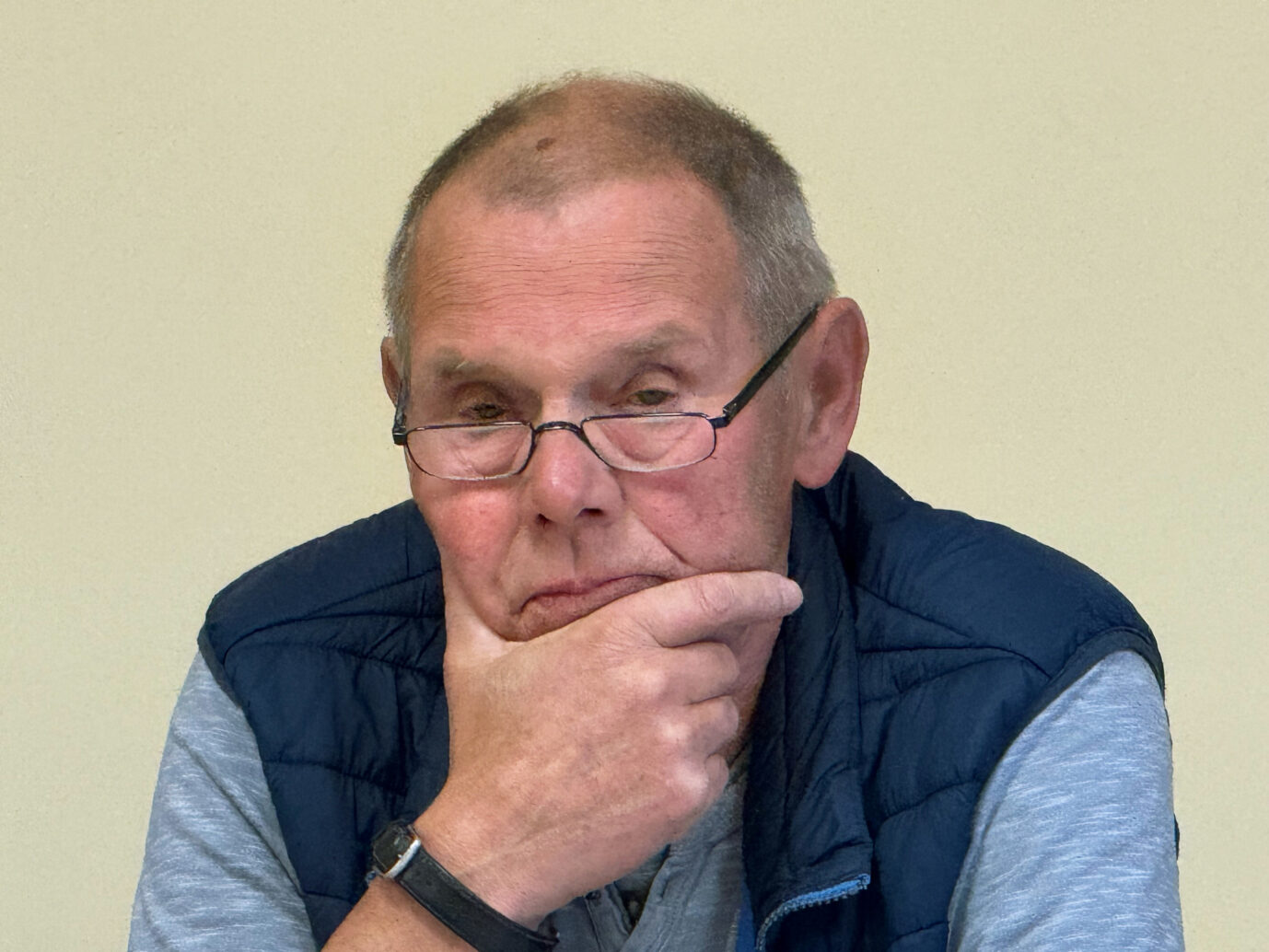 Ein älterer Mann mit Brille und grauem Haar stützt den Kopf nachdenklich mit der Hand. Bürgermeister Jürgen Mevius aus Klütz trat nach der umstrittenen Ausladung von Michel Friedman von einer Literaturveranstaltung zurück. Bürgermeister Jürgen Mevius bei einer Stadtvertretersitzung: Er trat nach der Absage der geplanten Friedman-Lesung in Klütz zurück. Foto: picture alliance/dpa | Iris Leithold