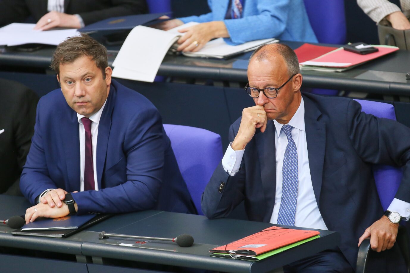 Berlin, Deutschland: Deutscher Bundestag: 26. Bundestagssitzung - Haushaltswoche: Bundesminister der Finanzen Lars Klingbeil (SPD) und Bundeskanzler Friedrich Merz (CDU). Die geplanten Reformen stehen auf der Kippe.