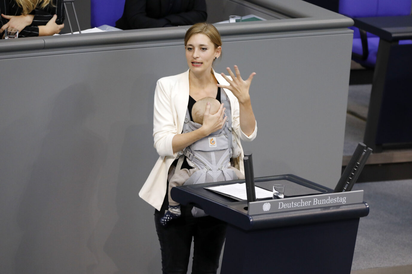Die Grünen-Politikerin Hanna Steinmüller hält mit ihrem Baby in der Trage eine Rede: Das gab es im Bundestag so noch nie