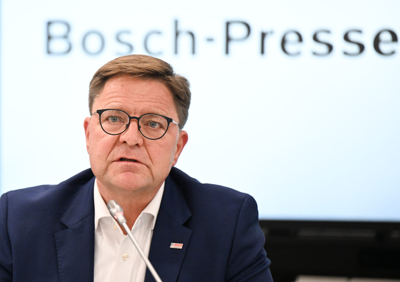 Der Geschäftsführer von Bosch, Stefan Grosch, schaut traurig in die Kamera