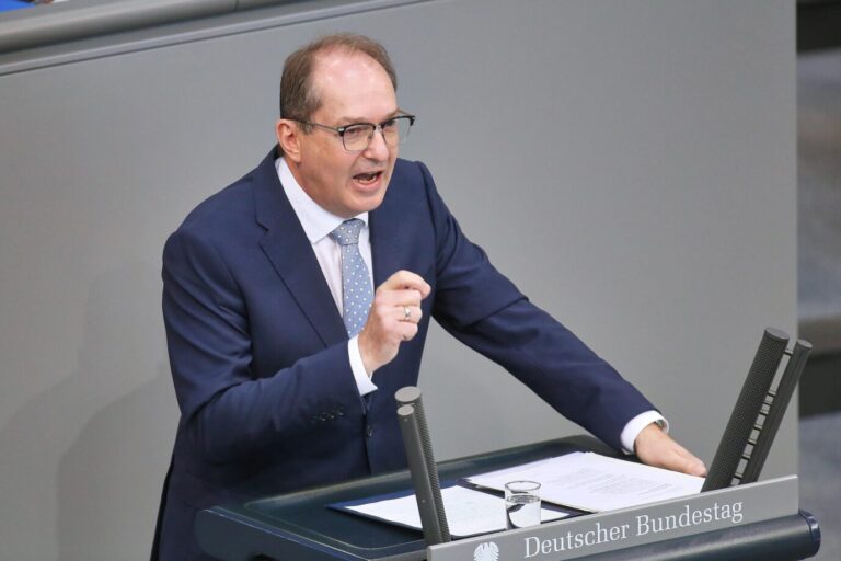 Will nach mehr als einem Jahrzehnt wieder Syrer aus Deutshcland abschieben: Bundesinnenminister Alexander Dobrindt (CSU). Foto: picture alliance / dts-Agentur | -