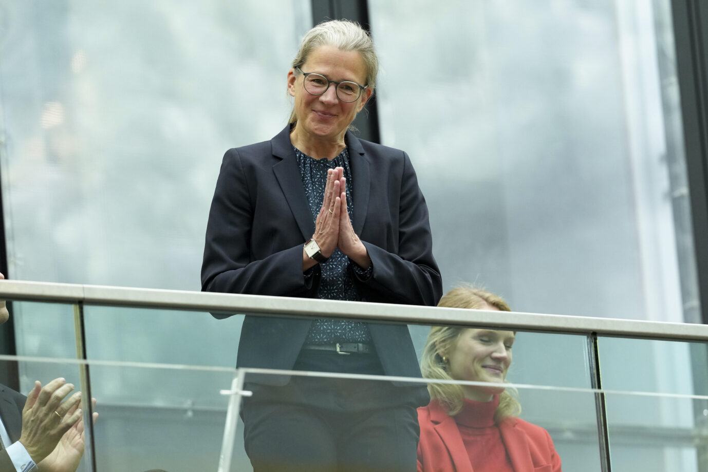 Dieses Foto wird dem Vertrauen ins Bundesverfassungsgericht nicht helfen: Die frisch gewählte Bundesverfassungsrichterin Ann-Katrin Kaufhold bedankt sich bei den Mitgliedern des Bundesrats.
