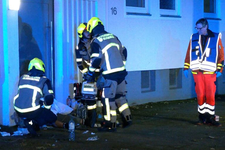 Die Feuerwehr Gelsenkirchen behandelt am Sonntagabend einen bei der Massenschlägerei Schwerverletzten.