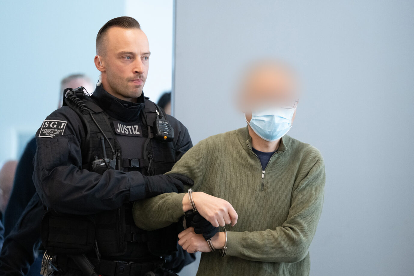 Auftritt des Spions: Jian G. wird zur Urteilsverkündung in den Gerichtssaal geführt.