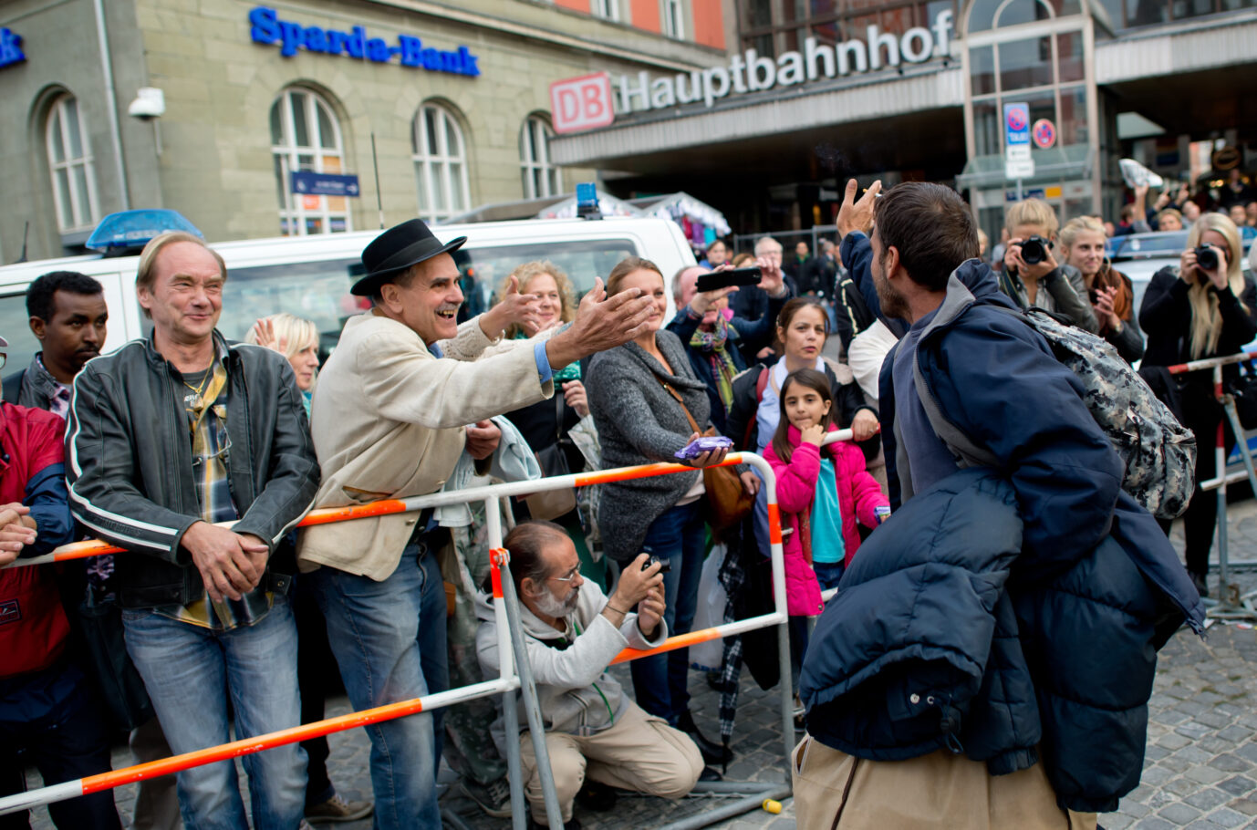 Am Münchner Hauptbahnhof werden Flüchtlinge am 5. September 2015 euphorisch begrüßt, dem Tag der Grenzöffnung durch Angela Merkel.