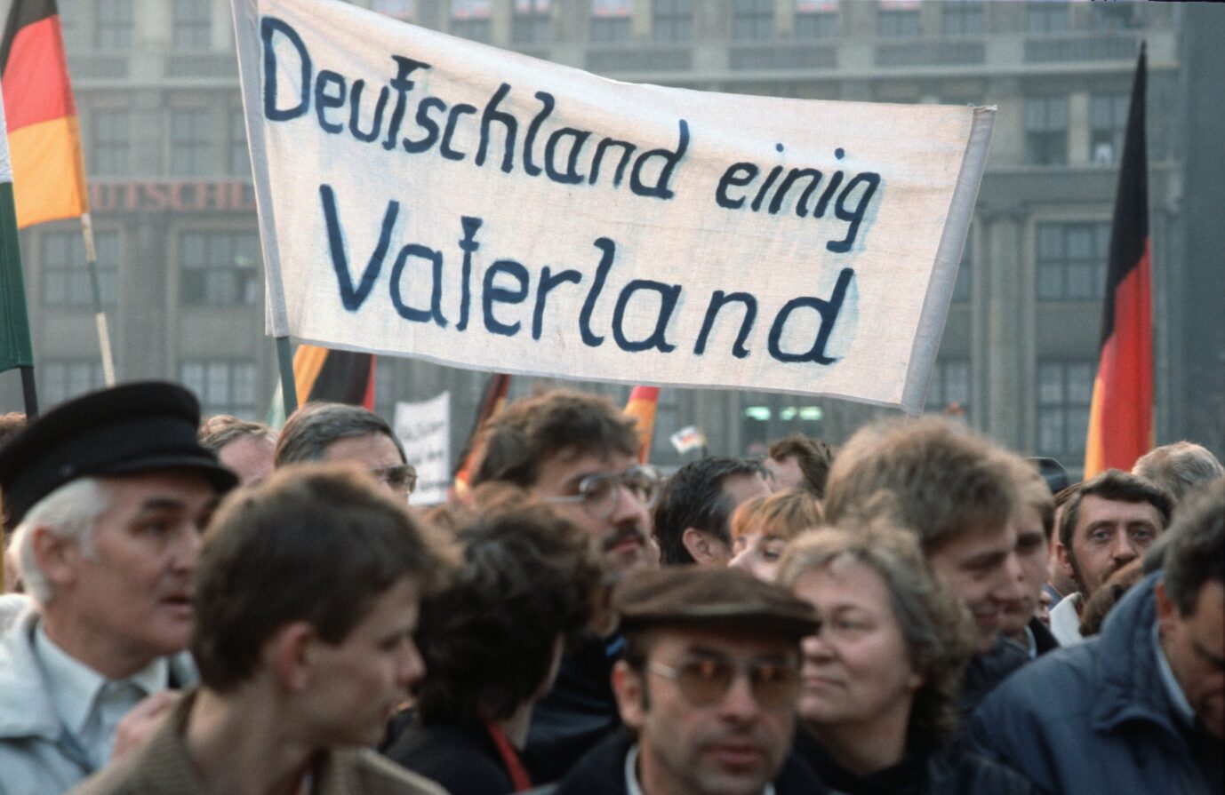 Demonstration für die Wiedervereinigung 1990: 35 Jahre später sind die Deutschen noch am hadern, wie einig das Land ist (Archivbild).