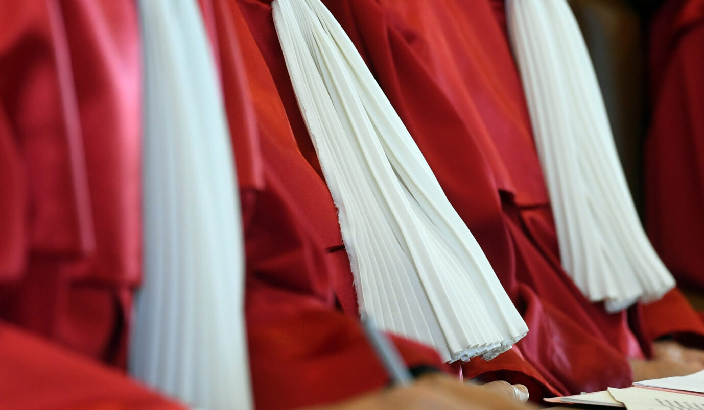 Rote Roben und weiße Biesenkragen der Richter des Ersten Senats am Bundesverfassungsgericht in Karlsruhe. Die Aufnahme entstand am 19. April 2016 während der Urteilsverkündung zur Abstammungserklärung, bei der das Gericht entschied, daß das Grundgesetz keinen Anspruch auf eine Abstammungsklärung gegenüber dem mutmaßlich leiblichen Vater gebietet. Rote Roben der Richter in Karlsruhe: Am Donnerstag soll der Bundestag über die Besetzung von drei Posten am Bundesverfassungsgericht entscheiden. Die Kandidaten heißen Sigrid Emmenegger, Katrin Kaufhold und Günter Spinner. Foto: picture alliance / dpa | Uli Deck