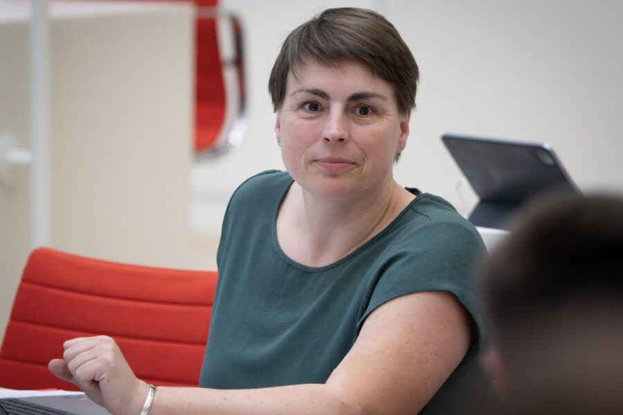Nadine Graßmel (SPD) sitzt in einer Landtagssitzung vor einem Laptop und schaut in die Kamera. Nadine Graßmel (SPD), aufgenommen in der Landtagssitzung während der von der SPD beantragten Aktuellen Stunde zum Thema „Wirtschaft stärken, Unternehmen unterstützen“. Nadine Graßmel in einer Landtagssitzung: Die SPD-Abgeordnete berichtete von einem angeblichen Rassismusfall in Lübben, für den sich keine Beweise fanden. Foto: picture alliance/dpa | Soeren Stache