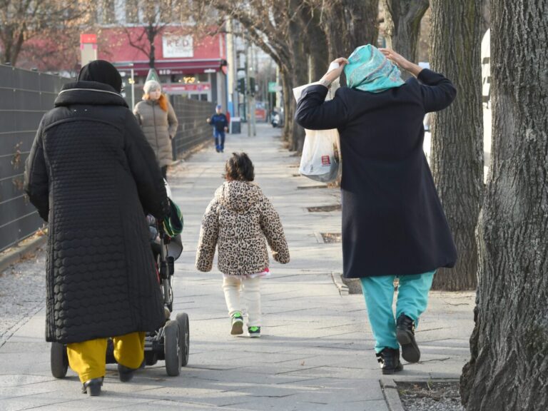 Zwei Frauen mit Kopftuch gehen mit einem Kinderwagen und einem Kind eine Straße in Berlin-Kreuzberg entlang, aufgenommen am 28. Februar 2017. Straßenszene in Berlin-Kreuzberg: Die Familienkasse zahlte 2024 mehr als 57 Milliarden Euro Kindergeld und Kinderzuschlag aus. Foto: picture alliance / Winfried Rothermel | Winfried Rothermel