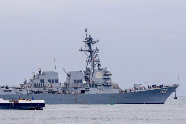 Der US-Zerstörer USS Sampson (DDG 102) liegt am 2. September 2025 im Amador International Cruise Terminal in Panama City. Der Einsatz ist Teil einer verstärkten US-Marinepräsenz in Lateinamerika nach Donald Trumps Anordnung gegen Drogenkartelle, darunter Verbindungen Venezuelas zu El Tren de Aragua und Los Soles. US-Zerstörer USS Sampson im Hafen von Panama City: Teil der verstärkten Marinepräsenz in der Karibik vor dem Angriff auf ein venezolanisches Drogenschiff. Foto: picture alliance / Anadolu | Daniel Gonzalez