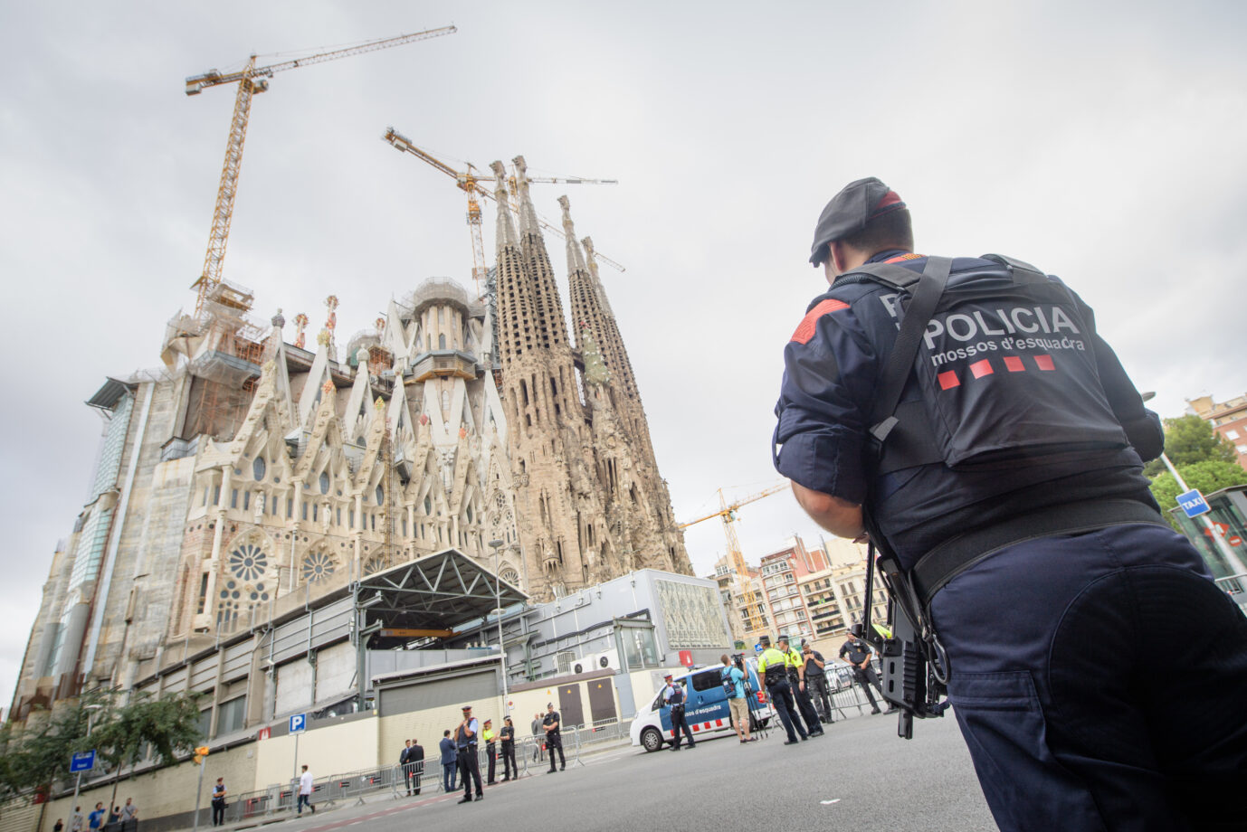 Ein Polizist vor der Basilika Sagrada Familia in Barcelona (Archivbild): Das Wahrzeichen ist Ziel eines Farbanschlags geworden