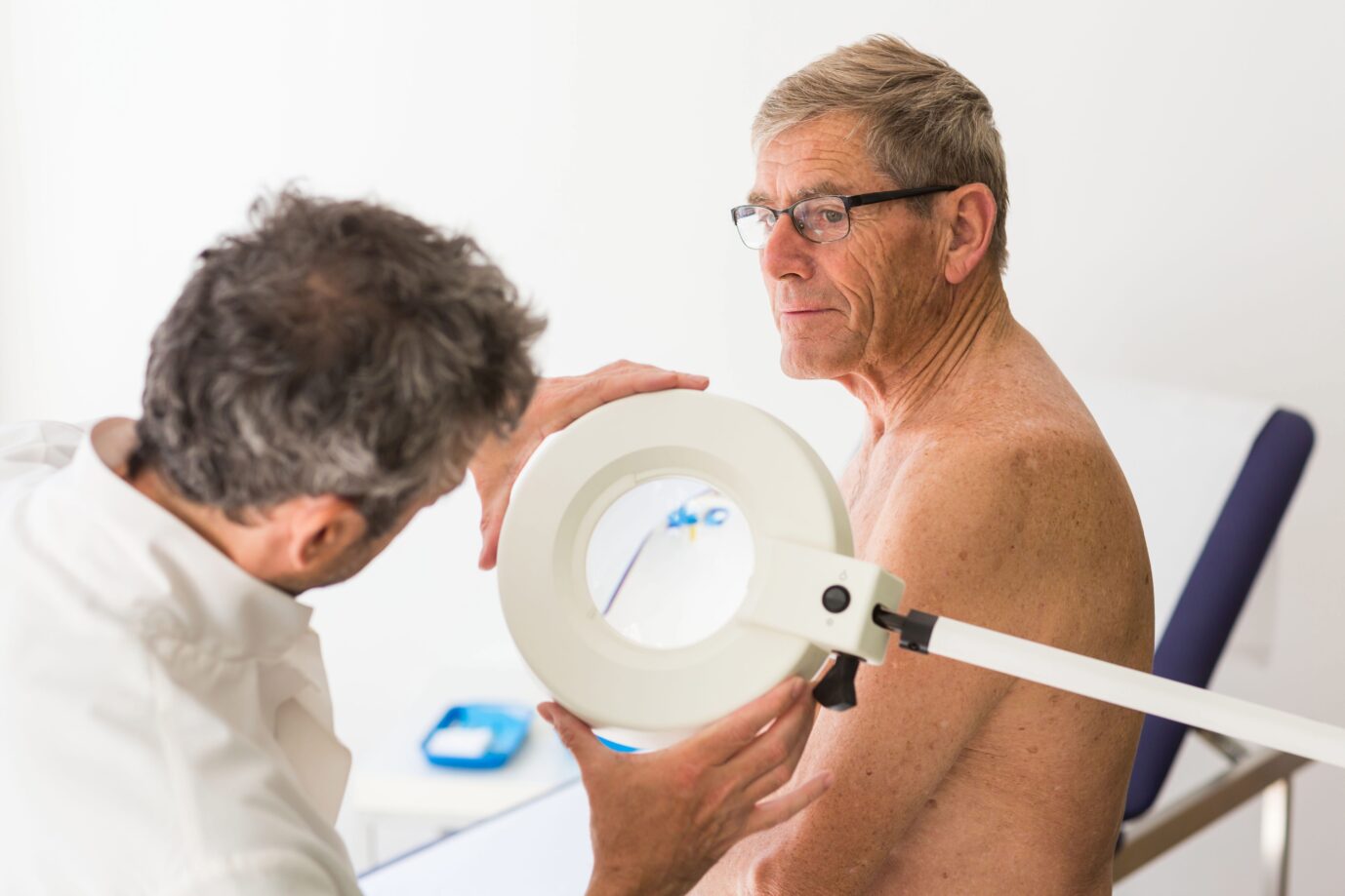 Hautuntersuchung (Symbolbild): Bremens linker Senat sucht nach Tattoos. Foto: picture alliance / Phanie | VOISIN/PHANIE
